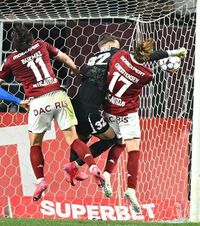 PENALTY CLAR PENTRU RAPID!    VIDEO.   La 2-1 pentru FCSB, Târnovanu l-a lovit rău pe Christensen în careu, dar nici Radu Petrescu, nici Hațegan de la VAR   n-au dat 11 metri