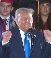 Trump, încă un derapaj    VIDEO.  Președintele SUA, scenetă transfobă: „  Un ratat ca bărbat   doboară recordul cu 54 kg ca femeie” » Episodul invocat e un mister