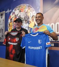 Întâlnire de legendă la Ovidiu  Cafu a vizitat academia lui   Gheorghe Hagi : „E încântat de investiția făcută”