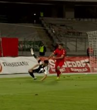U Cluj - FCSB, penalty anulat de VAR    Decizia ciudată a lui Barbu   l-a enervat pe Crețu : a rămas cu „galben”