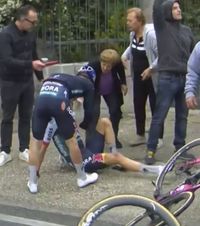  De pe șosea la spital    Alt accident grav în Turul Italiei.  Etapa a 6-a a fost neutralizată joi. Mai mulți rutieri au căzut. Două abandonuri!