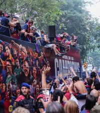 Sărbătoare în Catalonia    FOTO.  Barcelona a celebrat câștigarea titlului alături de   700.000 de fani  blaugrana