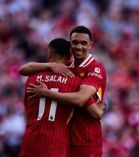 „Nu așa ne comportăm noi!”  Salah   sare în apărarea  lui Arnold, care a fost huiduit de fani la ultimul meci de pe Anfield: „A dat totul timp de 20 de ani”