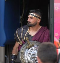 Surpriza campionilor  Imagini de senzație » Jucătorii de la FCSB   au venit costumați  la meci: șeicul Tănase, gladiatorul Crețu și Zorro Bîrligea