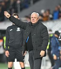 Dezastru pe Giulești    Șumudică, ironizat  de suporterii rapidiști la scorul de 4-0 pentru CFR Cluj: „Șumi, Șumi-gol” și „Campionii, campionii”