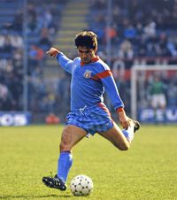 De ce a refuzat-o Hagi pe Dinamo   Episod neștiut din anii ‘80: Mircea Lucescu a încercat să-l transfere pe   Gică Hagi în Ștefan Cel Mare