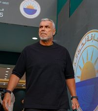 Cu trofeul la șeic    Cosmin Olăroiu  a fost primit de guvernatorul emiratului Sharjah după ce a cucerit Asia