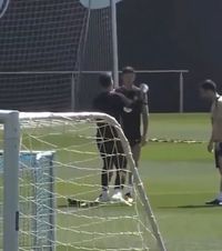 „Și-au dat pumni” ca-n filme    FOTO:    Szczesny și Lewandowski,  scene de Oscar la pregătirea dinaintea ultimului meci al sezonului