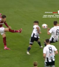 Penalty pentru Rapid    FOTO:    Giuleștenii au deschis scorul dintr-o lovitură de la 11 metri,   după intervenția VAR,  la un henț al lui Iulian Cristea