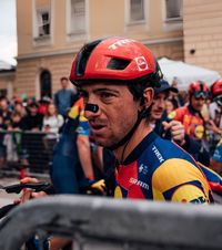 „Durerea era prea mare. Grav”  Alt rutier important abandonează Il Giro după ce a căzut.   S-a tot retras la Marile Tururi