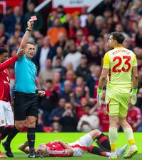 Dibu a văzut „roșu”  Emiliano Martinez, eliminat după ce a comis un   fault ca la rugby  în ultimul meci din Premier League