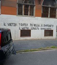 Macabru  După ce Napoli a câștigat titlul, pe un zid din Roma a apărut un   mesaj sinistru