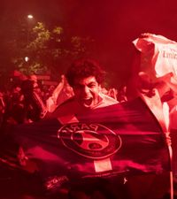 Sărbătoare în Franța    FOTO+VIDEO.  Imagini spectaculoase: parizienii au celebrat în stradă   primul trofeu Champions League  câștigat de PSG