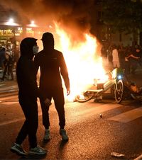 Bilanț îngrozitor    VIDEO+FOTO:  Haos,   mașini incendiate  și lupte de stradă cu jandarmii, după succesul lui PSG. Doi morți și 192 de răniți