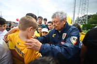 „Tricolorii”, asaltați de copii  VIDEO. Ce s-a întâmplat în   cantonamentul României  înainte de plecarea în Austria » Nici Burleanu n-a scăpat!