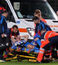 Accidentare horror    VIDEO.  Dus de urgență la spital după o   ciocnire violentă  în Metaloglobus - Poli Iași! A doua accidentare gravă din carieră