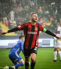 Maxim a semnat  Unde va evolua   mijlocașul român  din vară