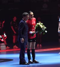 Gala Neagu  Spectacol la   meciul de retragere al Cristinei Neagu:  „Sper să rămân definitiv în inimile voastre” » Și Nicușor Dan a intrat pe teren