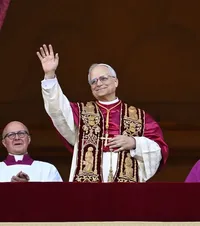 Papa Leon al XIV-lea surprinde  Suveranul Pontif s-a abătut de la codul vestimentar obișnuit. A fost fotografiat cu   însemnele unei echipe