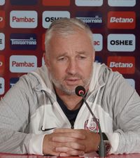 „L-am judecat prea aspru”    Dan Petrescu  l-a sunat pe Louis Munteanu, după penalty-ul cu Italia: „Iar o să mă certe lumea”