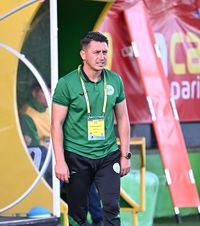 Haos la Chindia!  În teaser apare un antrenor, la conferință e prezentat   Ilie Poenaru  ca „principal”, echipa are alt A1 până în 2026