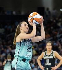 Sabrina Ionescu e un star în SUA  Sportiva   a cucerit America  și lumea cu baschetul, dar nu a uitat cât au suferit părinții ei români: „De aceea sunt cine sunt azi”