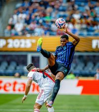 Rasism sau răzbunare?    FOTO.  Motivul din spatele   conflictului  de la finalul meciului Inter - River Plate. Chivu a intervenit în forță!
