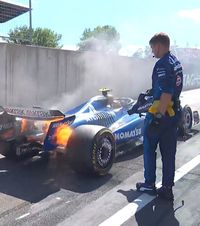 Coșmar cu repetiție pentru Sainz     VIDEO.  Monopostul pilotului spaniol   a luat din nou foc  în Austria. S-a mai întâmplat și în urmă cu trei ani!