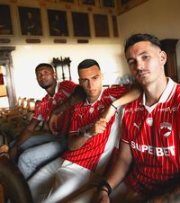 Dinamo, în haine noi    FOTO.  „Câinii” și-au prezentat noile   echipamente : „O nouă eră începe acum!”