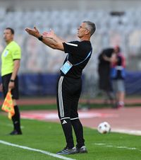 Sabău, furios   Și-a băgat jucătorii în   ședință,  după remiza cu UTA: „Sper că au înțeles”