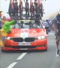 Moment șocant la Turul Franței     VIDEO.  O femeie   a fost lovită de o mașină  în timpul cursei: „Spectatorii nu au respect!” » Cine se afla la volan