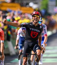 Moment jenant în Turul Franței     FOTO.  A crezut că a câștigat etapa, dar   s-a bucurat degeaba : „Am ridicat brațele ca un idiot!”