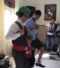 Acasă la Mario Camora    VIDEO.  Imagini inedite cu   căpitanul lui CFR Cluj,  cântând și dansând cu familia în Portugalia