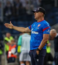 „Hai să-l aruncăm din avion!”  Antrenorul Stelei Roșii i-a lăsat fără reacție pe ziariști după victoria din Ligă:   „Mă insultați!”