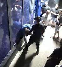Scene violente în Bacău    VIDEO.  Un boxer medaliat la Europene a bătut un alt sportiv minor în plină stradă și   l-a băgat în spital