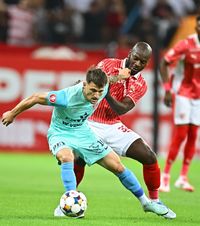 Dinamo - UTA Arad 1-1   „Câinii” smulg un punct într-un meci pe care îl termină în   9 jucători!