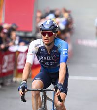 Cine sponsorizează ciclismul  Scandal mare: s-au bucurat că nu mai poartă tricoul echipei din Israel, în plin război »   Problema morală  pe care au ridicat-o