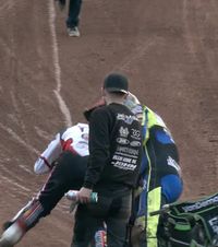 S-au luat la pumni!    VIDEO.    Bătaie  între doi piloți care participă la campionatul de Speedway din Anglia » De la ce a pornit totul