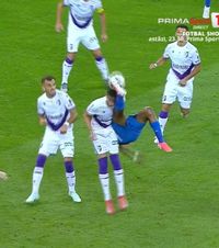 De ce nu e roșu la Ngezana    FOTO.  Stoperul campioanei l-a lovit cu gheata în cap pe Tudose.   Trebuia eliminat?