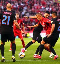 FCSB, prime de sute de mii de euro  Sumele fabuloase pe care le vor încasa jucătorii   dacă înving Aberdeen  » Sumele, de 7 ori mai mici dacă pică în Conference League