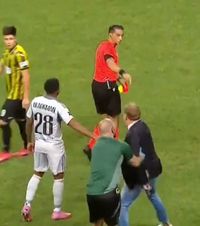 „La naiba cu toți olandezii!”    Un antrenor a vrut să-l bată pe arbitrul  care i-a înfuriat pe jucătorii și oficialii de la FCSB la partida cu Aberdeen