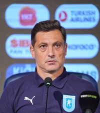  Miză financiară la Craiova  Rădoi spune că o calificare în grupa Conference League poate scoate clubul din   impas:  „Suntem blocați de această lege”