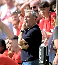 Atacat din cauza lui Rednic  Directorul sportiv al lui Standard, contestat violent de fani după demiterea românului:   „Club de clovni!  O mizerie”