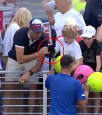 Scene reprobabile la US Open    VIDEO  Un cuplu a furat o șapcă   oferită cadou unui copil  de către Kamil Majchrzak