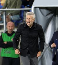 Nebunie la Legia lui Edi  Al doilea eșec la rând în Polonia.   Antrenorul atacă șefii,  golgeter accidentat grav, jucătorii s-au certat cu fanii 