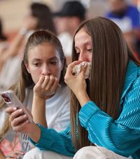 Imagine tulburătoare  Două handbaliste   plâng în tribune,  citind articolul din GOLAZO.ro care vorbește despre tăierile de buget din sport