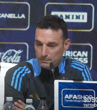 „Plângi?!”  Moment fabulos la conferința de presă a naționalei Argentinei, înaintea ultimului meci al lui Messi la Buenos Aires.   Scaloni, copleșit  de reacția unui jurnalist