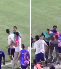 Scene șocante    VIDEO.  Ce s-a întâmplat după ce   arbitra a fost pălmuită  de jucătorul pe care l-a eliminat » 4 persoane s-au chinuit s-o oprească