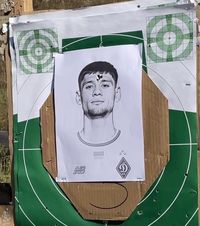  Trag în Blănuță!    Amenințat cu moartea:  ultrașii lui Dinamo Kiev i-au pus portretul ca țintă în poligon » Atenție, imagini care vă pot afecta