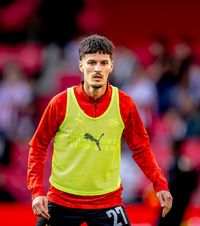 PSV a decis lotul pentru UCL  Echipa lui   Dennis Man  a anunțat pe ce jucători se bazează în Liga Campionilor » Ce se întâmplă cu românul